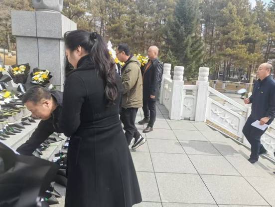 党员们献花缅怀英烈01
